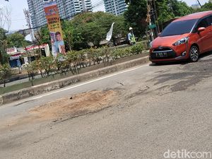 Awas! Jalan Berlubang di Bekasi Ini Sudah Sebulan Intai Korban