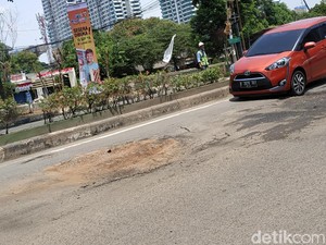 Awas! Jalan Berlubang di Bekasi Ini Sudah Sebulan Intai Korban