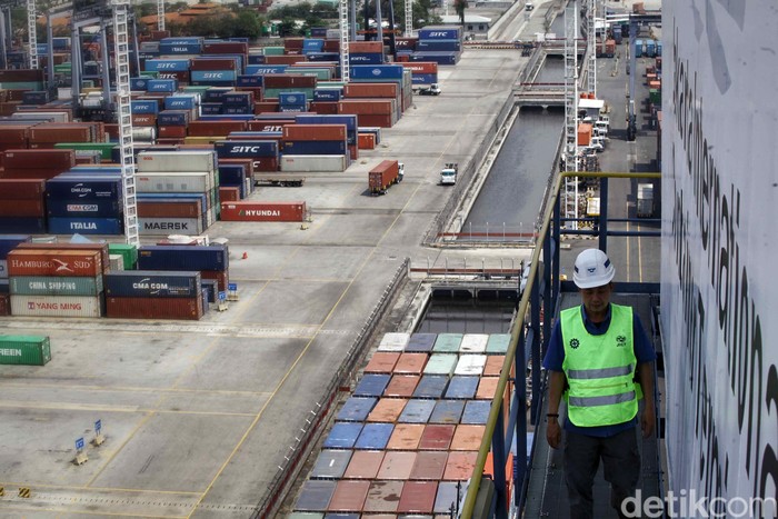 Suasana aktivitas bongkar muat di Jakarta International Container Terminal, Jakarta Utara, Rabu (5/9/2018). Aktivitas bongkar muat di pelabuhan tetap jalan di tengah nilai tukar rupiah terhadap dolar AS terpuruk. Begini suasananya.