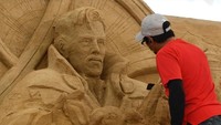 Terlihat para seniman sangat detail dalam melakukan pekerjaannya, agar karya yang dihasilkan sekeren mungkin dan mirip dengan aslinya. (Roslan Rahman/AFP/Getty Images)
