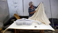 Tak hanya gaun balerina, dari studio seni miliknya di Kibbutz Almog, Israel, Landau menunjukkan berbagai hasil karyanya yang lain yang juga terbuat dari garam. Nir Elias/Reuters.