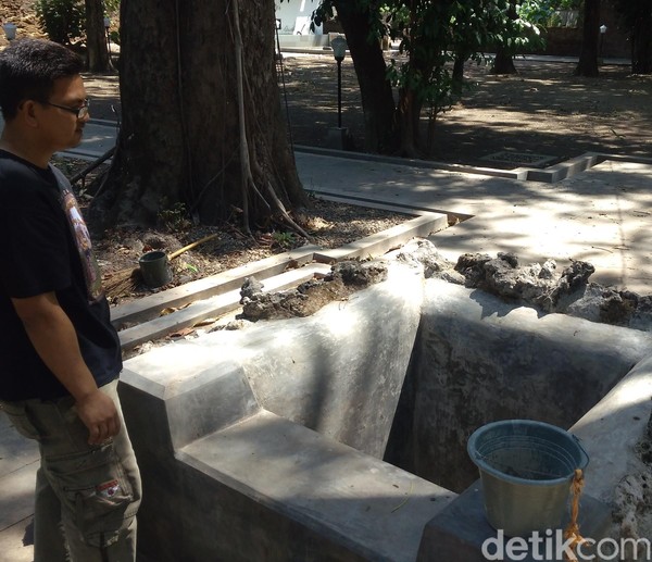 Sumur Penganten merupakan peninggalan sejak zaman Wali Songo. Hingga kini Sumur Penganten masih digunakan untuk Ritual Panjang Jimat, pembersihan pusaka keraton (Sudirman Wamad/detikTravel) Sumur Penganten merupakan peninggalan sejak zaman Wali Songo. Hingga kini Sumur Penganten masih digunakan untuk Ritual Panjang Jimat, pembersihan pusaka keraton (Sudirman Wamad/detikTravel)