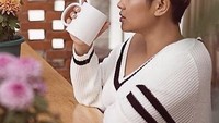 Penampilan Dira dalam Closing Asian Games dengan membawakan lagu Unbeatable sukses memukau semua penonton. Nah kali ini Dira sedang berpose dengan gaya minum. Minum apa ya kira-kira? Foto: instagram @dirasugandi