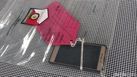 Polisi menunjukkan barang bukti berupa smartphone.