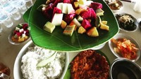 Ditemani dengan ikan bakar, nasi putih, dan sayuran. Menu makan siang Erix semakin lengkap dengan kehadiran sepiring potongan buah yang masih segar. Foto: Instagram @erixsoekamti