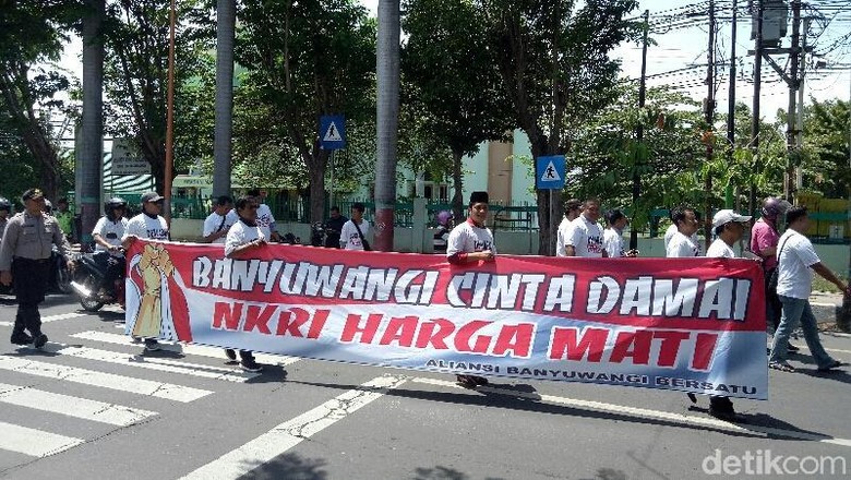 Massa Pro dan Kontra 2019GantiPresiden Lebur Dalam Banyuwangi Damai Massa Pro dan Kontra 2019GantiPresiden Lebur Dalam Banyuwangi Damai