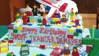 Perayaan ulang tahun ke-7 Ivan berlangsung meriah dengan mengundang anak-anak yatim. Kue tema lego pun melengkapi hari bahagia Ivan. Foto: Instagram ivanderdamares