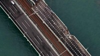Penampakan kerusakan pada jembatan penghubung Bandara Kansai usai dihantam kapal tanker saat topan Jebi melanda pada Selasa (4/9) waktu setempat. Foto: AFP PHOTO/JIJI PRESS
