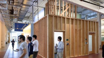 Eksterior ruang rapat yang dihiasi dengan kayu. (Foto: Michael Short/Bloomberg)