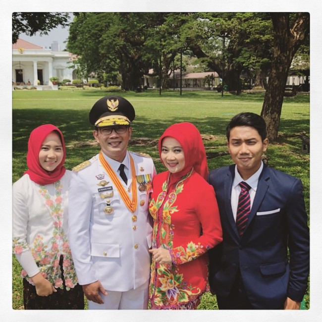 Senada dengan sang bunda, Camillia Laetitia Azzahra juga memakai kebaya encim bernuansa merah putih. Ia memakai hijab segi empat merah sama persis seperti ibunya. Foto: Instagram/ridwankamil