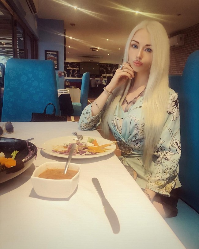 Banyak netizen yang mengkritik Valeria karena disebut terus menampilkan kepalsuan. Foto: Instagram