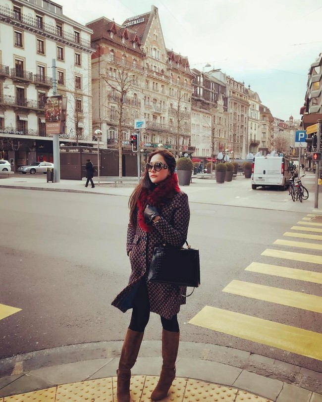 Bergaya #ootd saat liburan di Swiss, Maia Estianty melengkapi gaya stylishnya dengan over the knee boots dari brand sepatu luxury Gianvito Rossi. Boots berbahan suede tersebut harganya mencapai Rp 14 jutaan. Foto: Instagram @ maiaestiantyreal