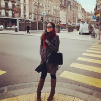 Bergaya #ootd saat liburan di Swiss, Maia Estianty melengkapi gaya stylishnya dengan over the knee boots dari brand sepatu luxury Gianvito Rossi. Boots berbahan suede tersebut harganya mencapai Rp 14 jutaan. Foto: Instagram @ maiaestiantyreal