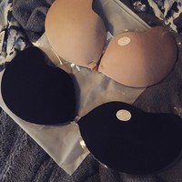 Bra silikon wajib dipakai para selebriti, terutama mereka yang menggunakan gaun strapless atau berpunggung terbuka. Begini tampilan pakaian dalam para pesohor Hollywood itu. Foto: Instagram @j2theamy3447