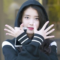 IU mengungkapkan bahwa hatinya akan terasa cemas karena ketakutan jika ia bukan penyanyi yang cukup berbakat. Karena hal itu, IU akan makan sampai muntah, dan beruntungnya ia telah pulih setelah menjalani pengobatan. Seperti dilansir Koreaboo, IU juga mengaku memiliki masalah dengan bentuk tangannya yang kecil. Ia berpikir perbandingannya tak pas karena membuat wajahnya terlihat besar. Foto: Istimewa