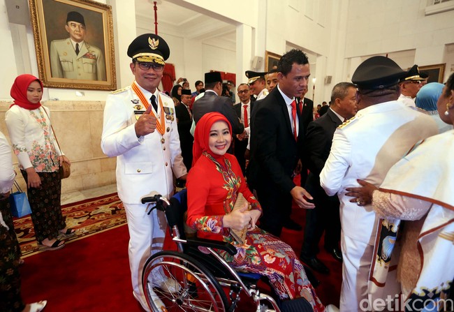 Atalia Praratya, Istri Gubernur Jawa Barat Ridwan Kamil menghadiri acara pelantikan memakai kursi roda. Wanita yang akrab dipanggil Si Cinta oleh sang suami ini tetap tampil memesona. Foto: Rengga Sancaya