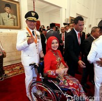 Atalia Praratya, Istri Gubernur Jawa Barat Ridwan Kamil menghadiri acara pelantikan memakai kursi roda. Wanita yang akrab dipanggil Si Cinta oleh sang suami ini tetap tampil memesona. Foto: Rengga Sancaya