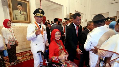 Gaya Istri Ridwan Kamil Cantik Serba Merah Saat Suami Dilantik Jadi Gubernur