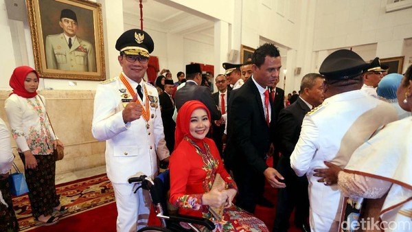 Gaya Istri Ridwan Kamil Cantik Serba Merah Saat Suami Dilantik Jadi Gubernur