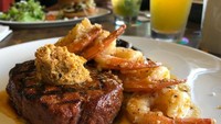 Biasanya filet mignon sering disajikan dengan bumbu bawang putih yang telah ditumbuk halus, kemudian hidangan pelengkapnya ada udang tumis gurih. Foto: Instagram @caujucreole
