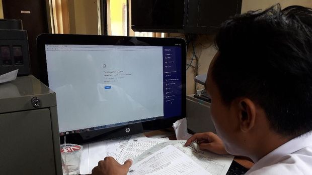 Petugas memperlihatkan kondisi jaringan yang offline