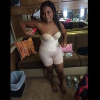 Sebelum menghadiri acara karpet merah, banyak selebriti melakukan diet dan olahraga demi tampil sempurna. Kadang itu saja tidak cukup. Mereka juga menggunakan pakaian dalam yang melangsingkan agar gaun tampak lebih cantik. Aktris dan penulis Mindy Kaling pernah memamerkannya di Instagram. Foto: Instagram @mindykaling