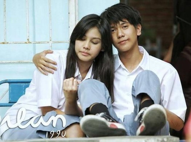Berperan sebagai Dilan dan Milea dalam film Dilan 1990, Iqbal Ramadhan dan Vanesha Prescilla seolah menjadi Rangga dan Cinta zaman now. Keduanya berakting seperti pasangan yang benar-benar sedang jatuh cinta. Sampai-sampai penonton film Dilan menganggap keduanya benar-benar pacaran di luar syuting. Foto: Instagram