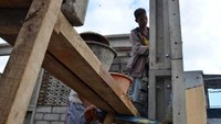 Menteri PUPR Basuki Hadimuljono mengatakan rehabilitasi dan rekonstruksi rumah akan dilakukan sendiri oleh masyarakat secara gotong royong dan ditargetkan bisa rampung dalam waktu enam bulan sehingga kehidupan sosial ekonomi masyarakat cepat pulih. Istimewa/Kementerian PUPR.