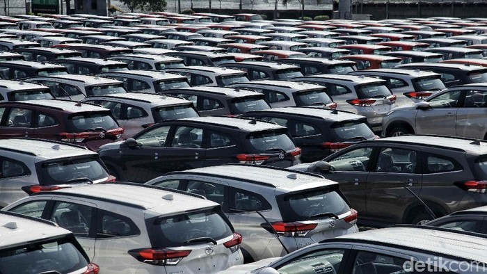 Ratusan mobil merk Toyota yang siap di ekspor berada di Indonesia Kendaraan Terminal, Tanjung Priok,  Jakarta Utara, Rabu (5/9). Toyota Indonesia mencatat telah mengekspor total 1,38 juta unit kendaraan completely built up (CBU)‎ sejak mulai pengapalan Kijang generasi ketiga pada Agustus 1987 hingga Juli 2018.