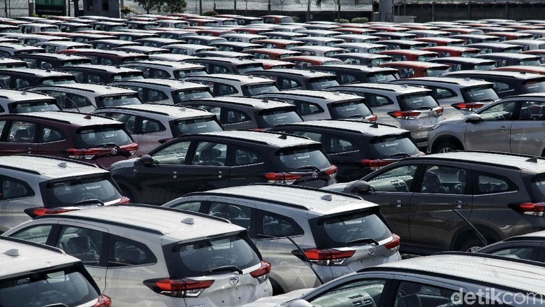 Ekspor Mobil Toyota Ratusan mobil merk Toyota yang siap di ekspor berada di Indonesia Kendaraan Terminal, Tanjung Priok, Jakarta Utara, Rabu (5/9). Toyota Indonesia mencatat telah mengekspor total 1,38 juta unit kendaraan completely built up (CBU) sejak mulai pengapalan Kijang generasi ketiga pada Agustus 1987 hingga Juli 2018.