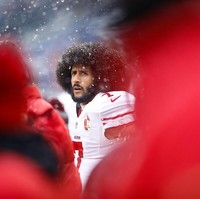 Mengenai protes konsumen dan Donald Trump pada penunjukkan Colin sebagai model iklan terbaru Nike, juru bicara brand busana olahraga tersebut mengungkapkan akan tetap pada keputusan mereka. “Colin telah menjadi atlet Nike sejak 2011. Colin adalah salah satu atlet yang menjadi bagian dari perjalanan 30 tahun kampanye kami Just Do It,” jelas sang juru bicara Sandra Carreon-John. Foto: Getty Images