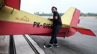 Erix Soekamti kini memang tengah asyik dengan hobi barunya yakni menjadi pilot pesawat. Dok. Instagram/erixsoekamti