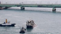 Hantaman kapal tanker itu membuat jembatan itu rusak dan rawan untuk dilintasi kendaraan. Topan Jebi tercatat sebagai topan terkuat yang menerjang Jepang dalam 25 tahun terakhir. Foto: AFP PHOTO/JIJI PRESS