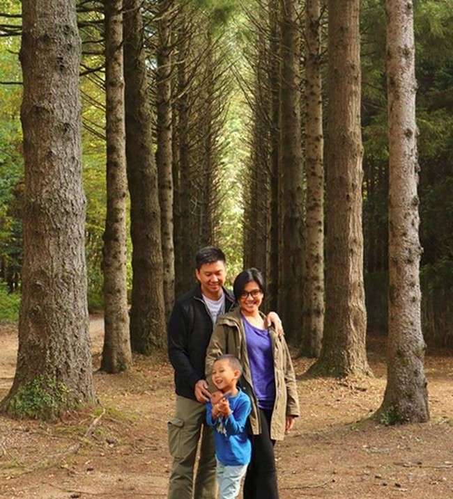 Lusy Rachmawati yang dulu tergabung dalam grup AB Three kini tinggal di Australia sejak 2016. Selain menjadi ibu dari satu anak, Lusy di keseharian juga disibukkan dengan profesi baru yang berbeda dari dunia keartisan. Berawal dari merasa bosan, ia kemudian terjun jadi perawat lansia. Foto: Instagram