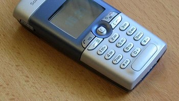 Kalau ini Sony Ericsson T310 yang bisa dipasangi kamera. Foto: UnwiredView