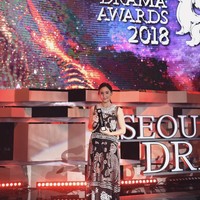 Mengenakan gaun dengan motif tenun Sumba, Tatjana Saphira meraih piala untuk kategori Asian Star Award. Selain Tatjana, ada juga aktris Jepang Yohei Otani yang menerima penghargaan serupa. Foto: Dok. Instagram Tatjana Saphira