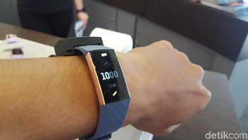 Smartwatch ini diklaim memiliki ketahanan baterai sampai tujuh hari serta water resistant hingga kedalaman 50 meter. (Foto: detikINET/Muhamad Imron Rosyadi)