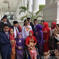 Riasan Atalia juga senada dengan gaya busananya. Ia memakai lipstik merah dengan riasan mata  berwarna gelap tapi tetap natural. Foto: Ray Jordan/detikcom