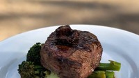 Meski terlihat sederhana, tapi perpaduan bumbu bawang putih dan kentang tumbuk, membuat sepiring filet mignon buatan @chefkarlyrose ini terlihat menawan.