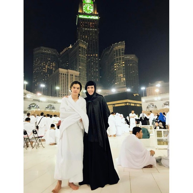 Selama ibadah umroh, Maia tampak sering memilih ciput asimetris ini. Ia memadukannya dengan khimar instan atau hijab segi empat lainnya. Foto: Instagram/MaiaEstiantyReal