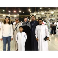 Bedanya, saat umroh Maia mengenakan ciput asimetris. Ciput dengan belahan pinggir ini mulai muncul sekitar awal tahun 2011. Banyak artis yang mengenakan ciput seperti ini. Foto: Instagram/MaiaEstiantyReal