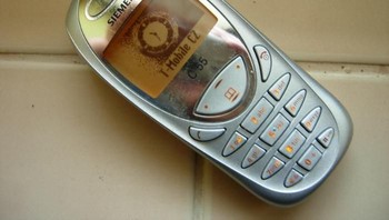 Ini Siemens C55 dengan desain khas Siemes di masa itu. Foto: UnwiredView