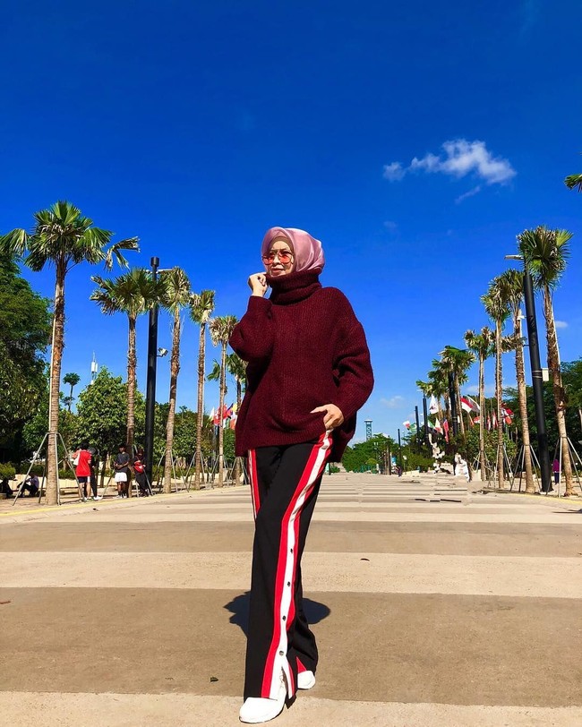 Ia mengeksplor cukup banyak gaya. Mulai dari gaya syari, gaya hijab formal ala ibu pejabat, hingga street style. Track pants Gucci yang ia pakai ini harganya sekitar $ 2000 atau Rp 22 juta. Foto: Instagram/sss.suci