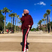Ia mengeksplor cukup banyak gaya. Mulai dari gaya syari, gaya hijab formal ala ibu pejabat, hingga street style. Track pants Gucci yang ia pakai ini harganya sekitar $ 2000 atau Rp 22 juta. Foto: Instagram/sss.suci