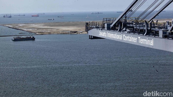Suasana aktivitas bongkar muat di Jakarta International Container Terminal, Jakarta Utara, Rabu (5/9/2018). Aktivitas bongkar muat di pelabuhan tetap jalan di tengah nilai tukar rupiah terhadap dolar AS terpuruk. Begini suasananya.