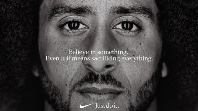 Nike baru-baru ini menjadi sorotan setelah merilis iklan terbaru untuk merayakan 30 tahun slogan legendarisnya, Just Do It. Iklan tersebut menampilkan atlet football Amerika Serikat Colin Kaepernick dengan tulisan Believe in Something. Even if it means sacrificing everything. Kalimat tersebut bisa diartikan, Yakinilah sesuatu, meski harus mengorbankan semuanya. (Foto: Dok. Nike)