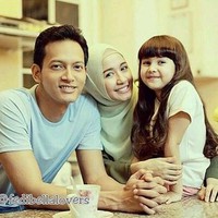 Fedi Nuril dan Laudya Chintya Bella berhasil mencuri perhatian penonton di film Surga yang Tak Dirindukan’. Keduanya berperan sebagai tokoh Pras dan Arini yang dikisahkan harus menghadapi cobaan ketika tiba-tiba hadir orang ketiga secara tidak sengaja yang sebenarnya juga tak diinginkan Pras. Foto: Instagram