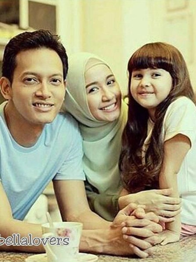 Fedi Nuril dan Laudya Chintya Bella berhasil mencuri perhatian penonton di film Surga yang Tak Dirindukan’. Keduanya berperan sebagai tokoh Pras dan Arini yang dikisahkan harus menghadapi cobaan ketika tiba-tiba hadir orang ketiga secara tidak sengaja yang sebenarnya juga tak diinginkan Pras. Foto: Instagram