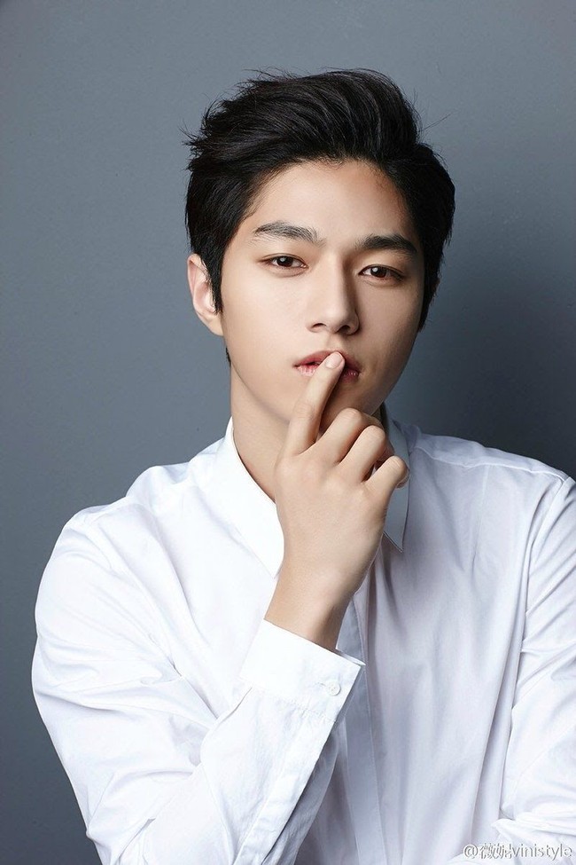 Penampilan rambut L Infinite bukanlah alami. Pemain Miss Hammurabi ini terlahir dengan rambut keriting yang langka bagi orang Korea. L merasa bahwa ia terlalu menonjol selama masa kecilnya dengan rambut keriting kribonya. Foto: Istimewa