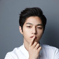 Penampilan rambut L Infinite bukanlah alami. Pemain Miss Hammurabi ini terlahir dengan rambut keriting yang langka bagi orang Korea. L merasa bahwa ia terlalu menonjol selama masa kecilnya dengan rambut keriting kribonya. Foto: Istimewa